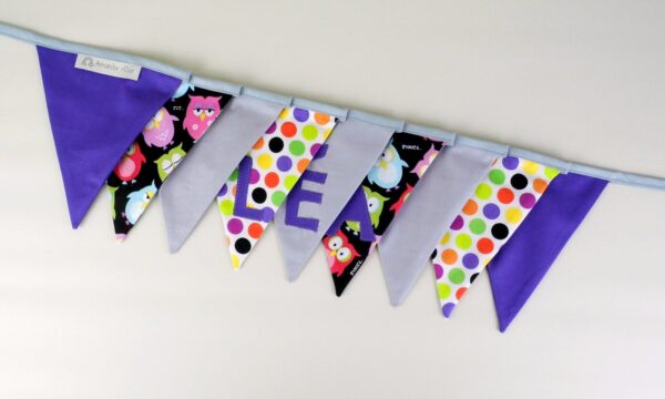 Guirlande de fanions personnalisée prénom Léa, guirlande décoration baptême chambre de bébé violet motifs hiboux