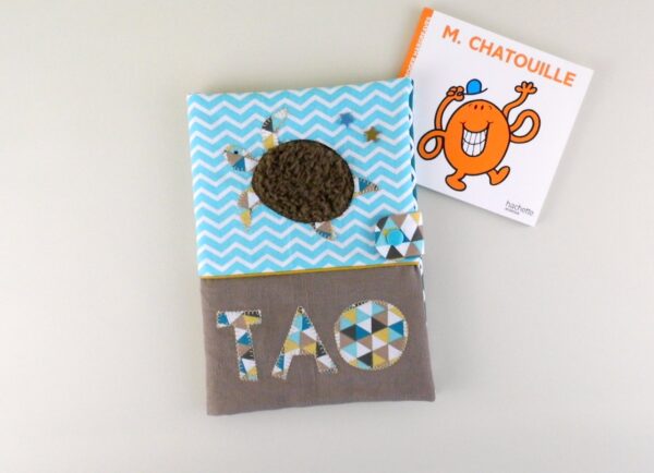 Protège carnet de santé personnalisé Tao, cadeau de naissance motif tortue beige bleu turquoise marron