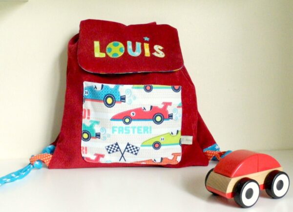 Sac à dos personnalisé Louis, sac à dos garçon motifs voitures de course, sac maternelle crèche personnalisable, idée cadeau enfant 2 ans