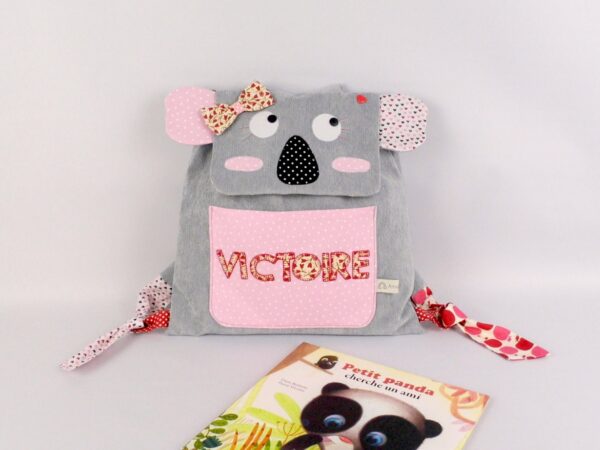 Sac bébé crèche personnalisé, sac à dos fillette personnalisable, sac koala bordé prénom Victoire, cartable maternelle
