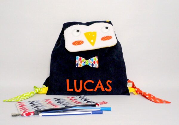 Sac à dos maternelle personnalisé prénom Lucas, sac à dos pingouin personnalisable, idée cadeau garçon premier anniversaire