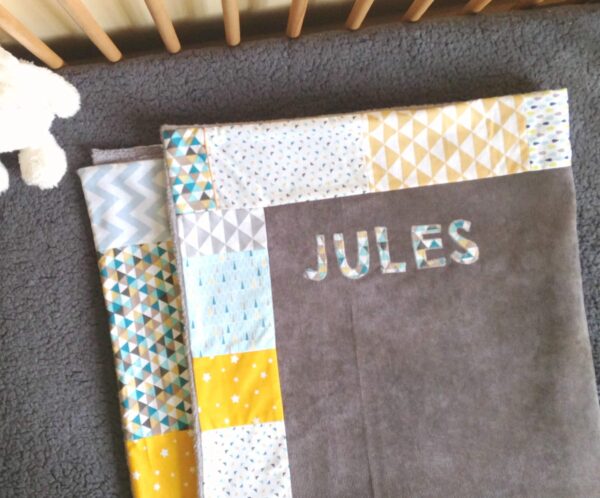 Couverture bébé personnalisée prénom Jules, décoration de chambre bébé jaune moutarde bleu pétrole canard gris