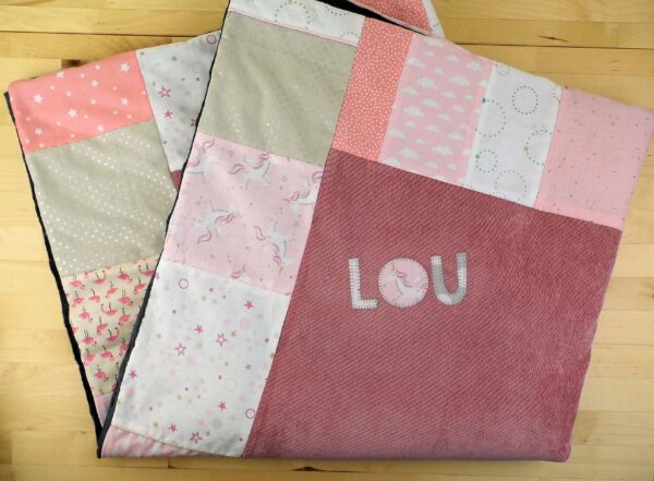 Grande couverture bébé personnalisée prénom Lou rose gris doré motifs licornes flamants roses